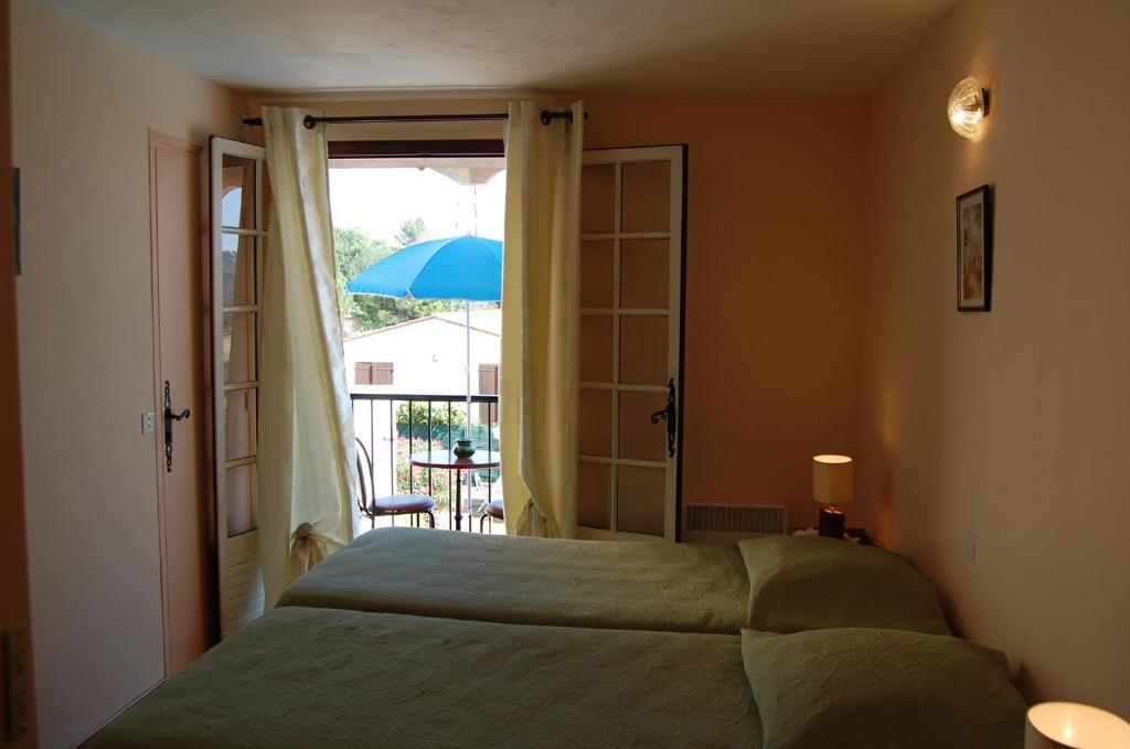 Hotel De La Poste Peymeinade Zimmer foto